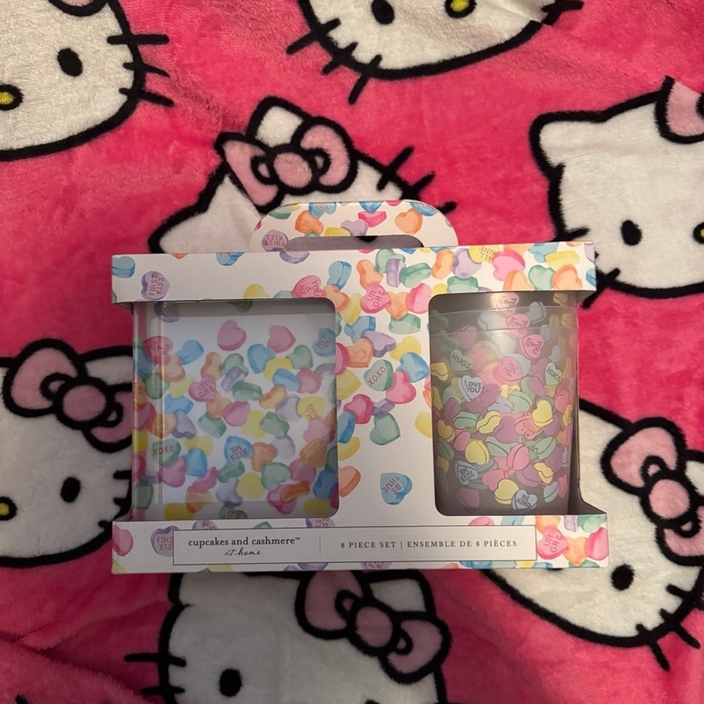 Cupcakes and Cashmere Valentine’s Day plate set